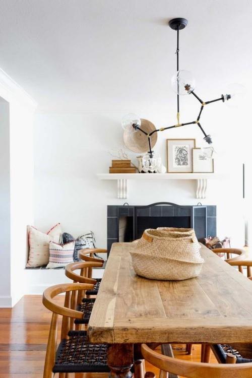 Śródziemnomorski salon nowoczesne wnętrze rustykalny drewniany stół i drewniane krzesła