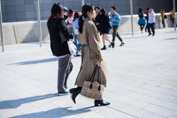 Plusieurs femmes dans la rue - Seoul Fashion Wekk Street fashion