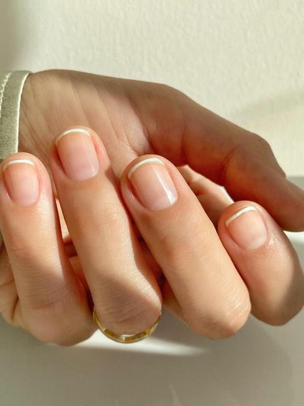 Micro manicure stylizacja paznokci Trend prosty Micro French