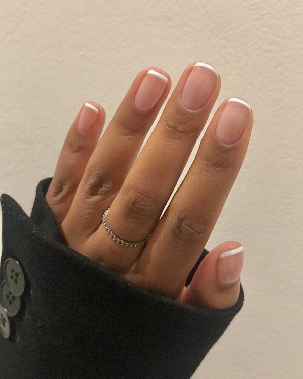Micro manicure prosty styl paznokci trend 2021
