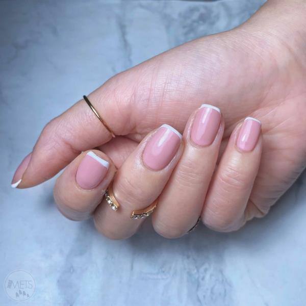 Micro Manicure prosty styl paznokci Trend w paznokciach Micro French Manicure