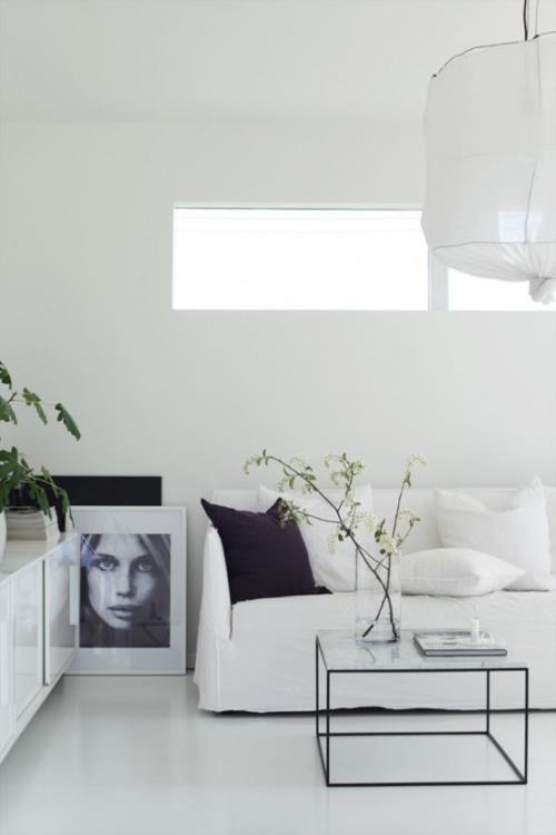Minimalizm w salonie prosta konstrukcja czarno-biała kolorystyka dekoracyjnych poduszek