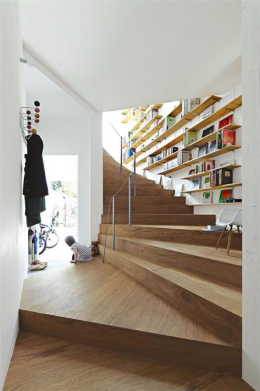 Étagères de bibliothèque à domicile modernes dans la cage d'escalier look très cool