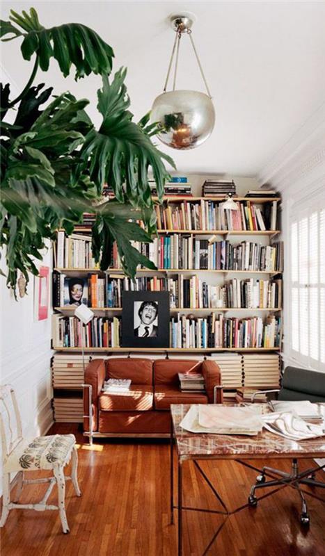 Table de canapé de bibliothèque à domicile moderne sur roues beaucoup de bois couleurs chaudes plante d'intérieur verte