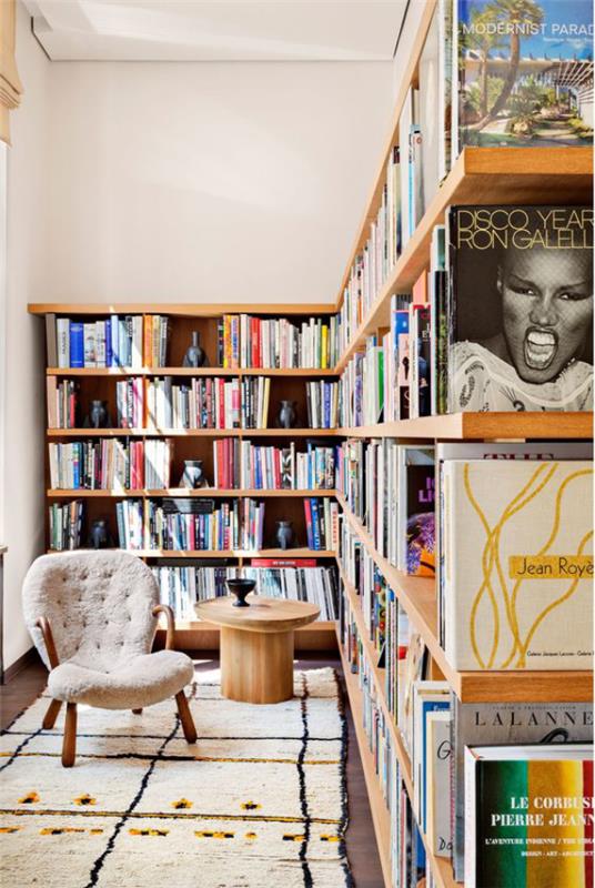 La bibliothèque de maison moderne comme séparateur de pièce sert des idées de design super chic