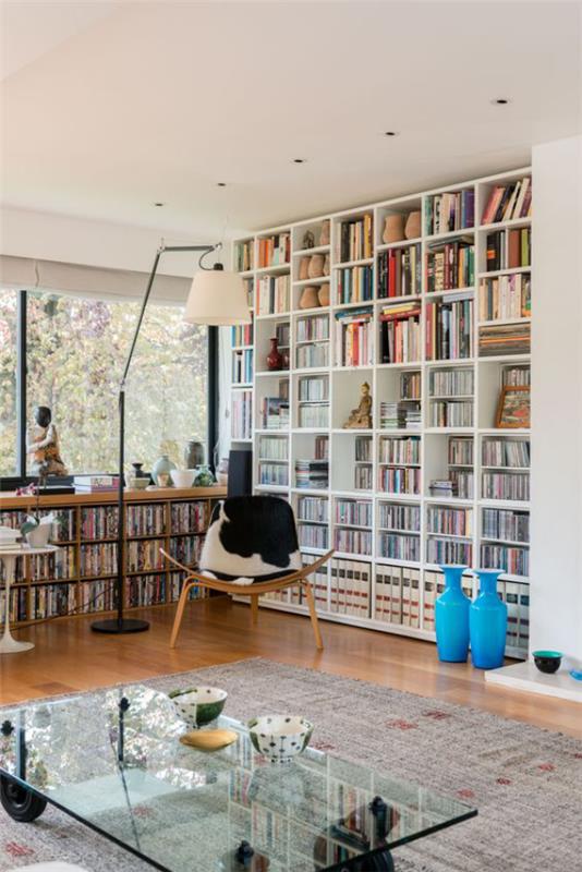 Bibliothèque de maison moderne, atmosphère de pièce attrayante, beaucoup de lumière naturelle, y compris un lampadaire