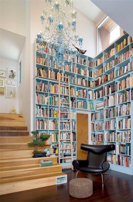 Bibliothèque de maison moderne - utilisez n'importe quel mur libre à côté des escaliers