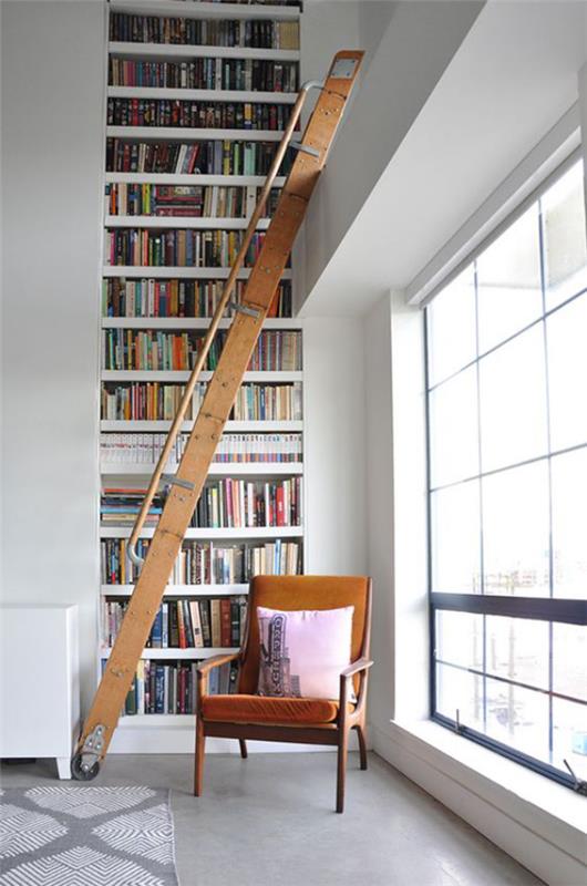 Bibliothèque à la maison moderne plafond haute fenêtres beaucoup d'échelle murale de livre léger