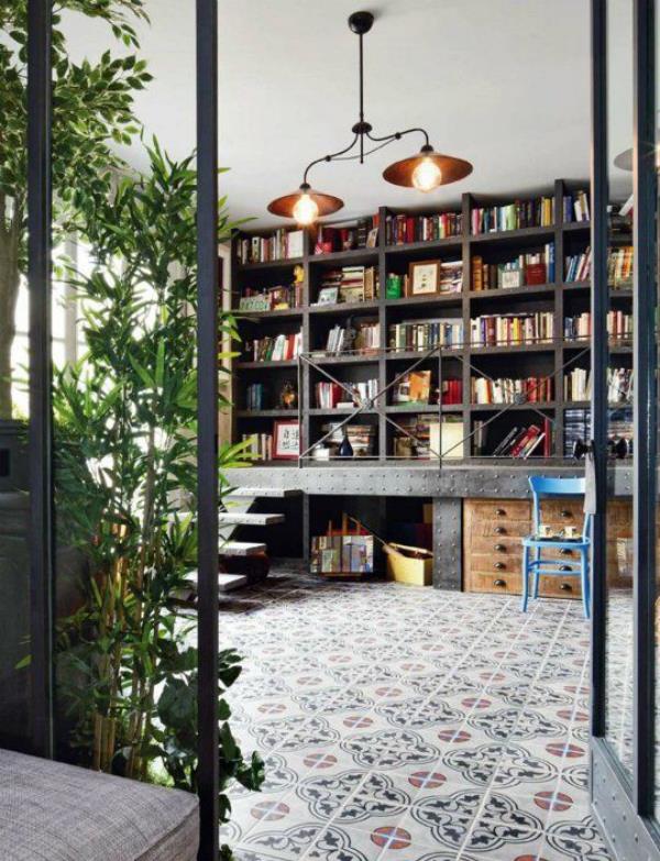 Bibliothèque de maison moderne, design de chambre classique, beaucoup de plantes vertes, atmosphère attrayante