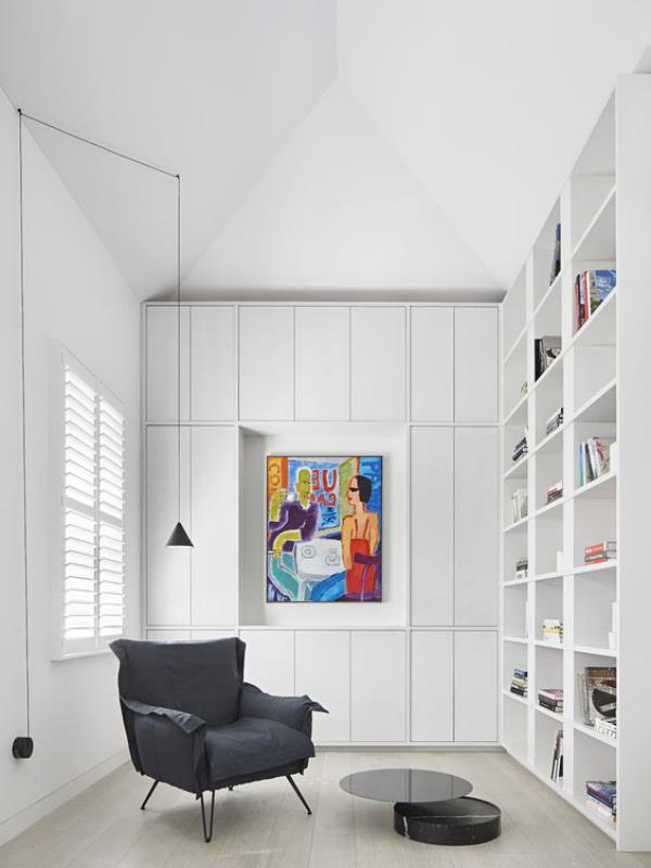 Bibliothèque de maison moderne design de chambre blanche murale colorée accentuant les fauteuils noirs