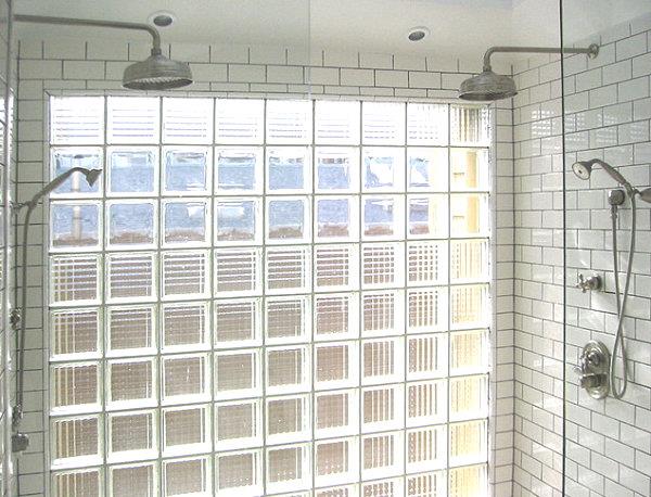 Nowoczesne pokoje z płytkami prysznicowymi w łazience z pustaków szklanych w kolorze białym