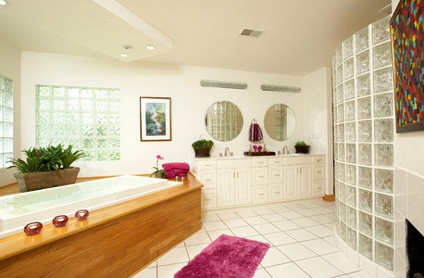 Nowoczesne pokoje z pustakami szklanymi łazienka drewno matowe plusch