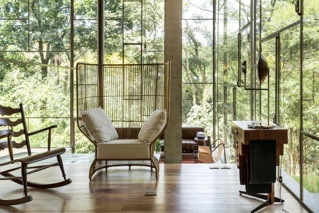 Maison moderne en verre et béton dans la forêt tropicale, profitez d'une détente totale, travaillez de manière créative