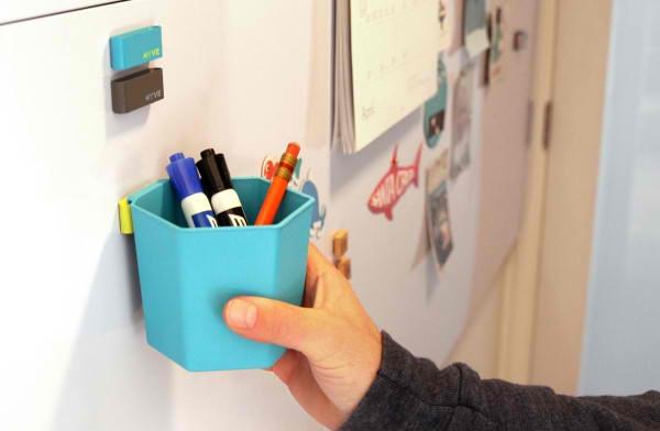 Plastikowe kubki z systemem regałów modułowych