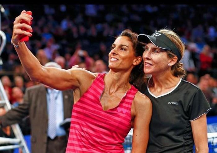 Monica Seles Gabriela Sabatini adversaires au tennis Girlfriends à l'extérieur du court de tennis