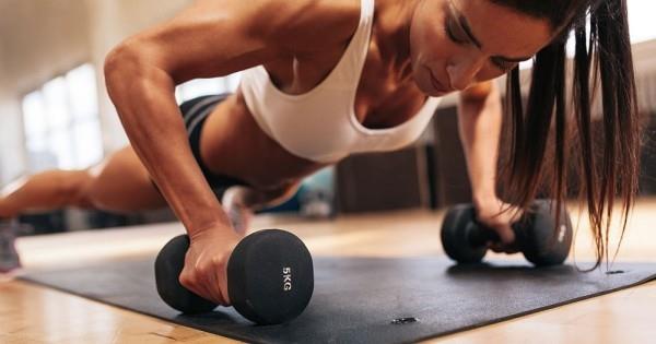 Build Muscle Siłownia Kobieta ćwiczy zdrowe odżywianie sportowe