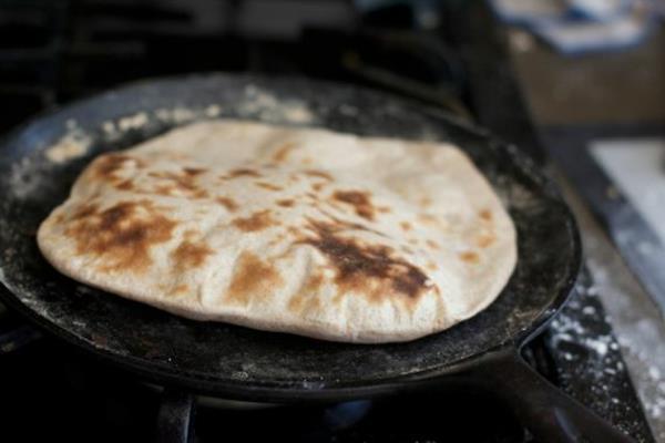 Cuire le pain naan dans un four ou une poêle tandoor