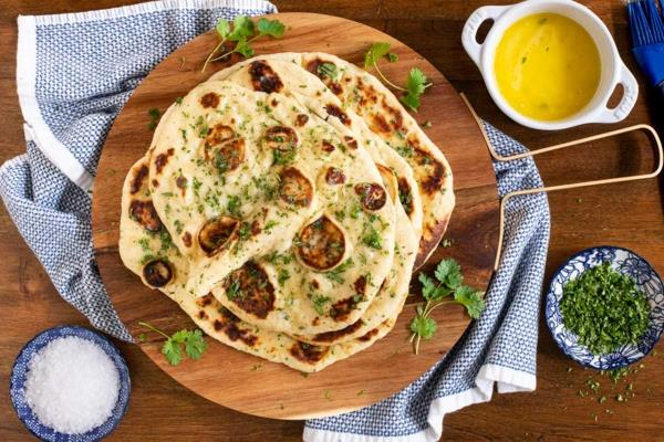 Pain naan cuit au four tandoor