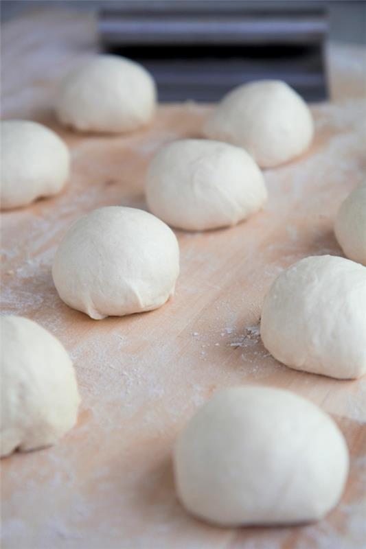 Boules de pâte à pain naan