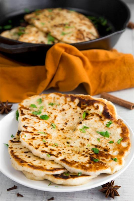 Ingrédients et préparation pour la cuisson du pain naan