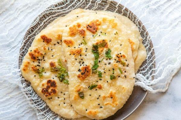 Cuire les pains naan au four ou à la poêle