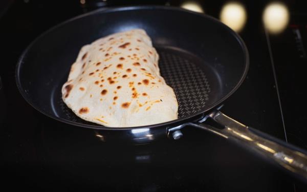 Cuire le pain naan dans la poêle