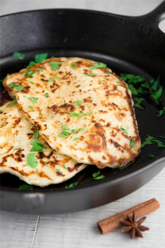 Recette de cuisson du pain naan dans la poêle