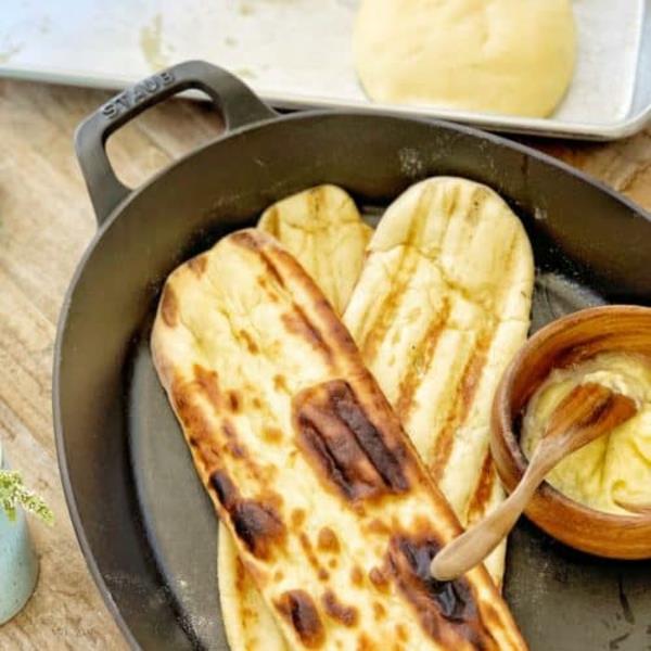 Cuire le pain naan dans la poêle