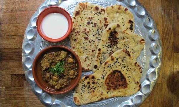 Pain naan cuisson des plats indiens