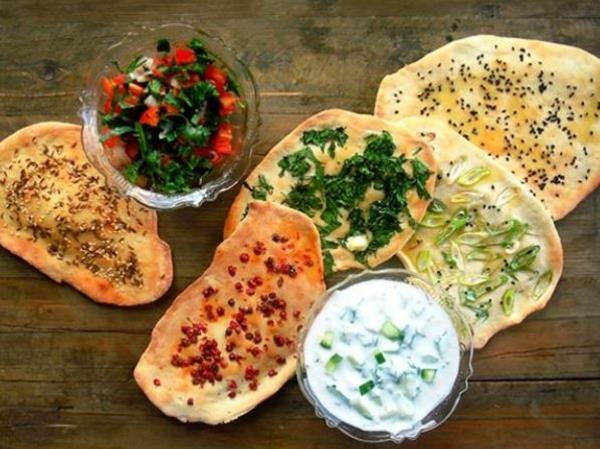 Le pain naan cuit différents types de pain asiatique