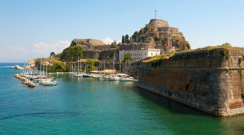 Les îles de Grèce se rendent à Corfou