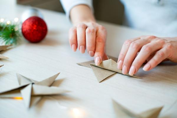Zrównoważone prezenty świąteczne 12 pomysłów na składane papierowe gwiazdki