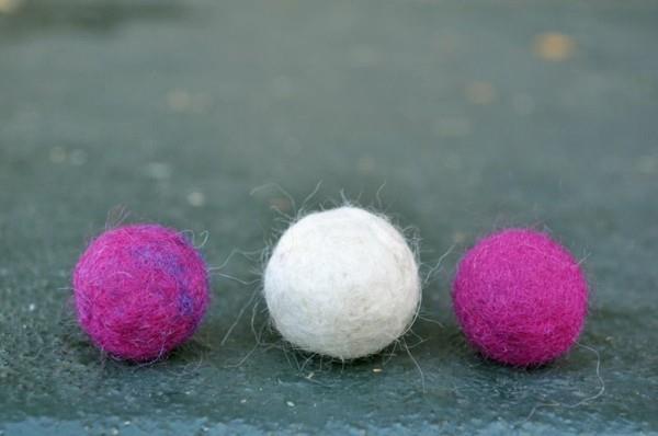 Feutrage humide avec des enfants feutrage de boules de feutre de laine blanc violet