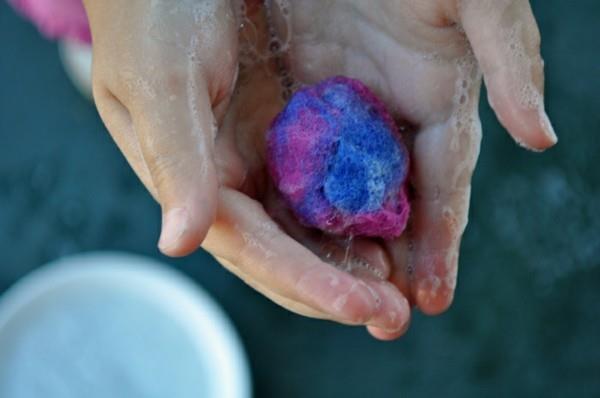 Feutrage humide avec des enfants feutrage de laine eau formant des boules de feutre