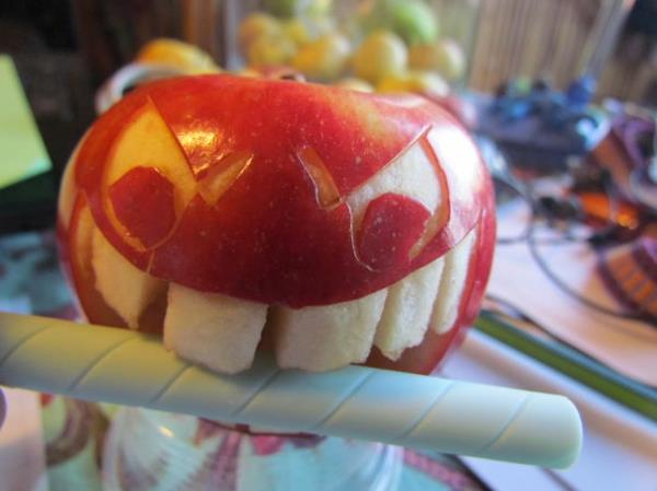 L'art de pomme de sculpture décorative de fruit mange des bonbons