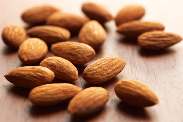 Les acides gras oméga 3 mangent des noix et des amandes saines Acides gras oméga 6