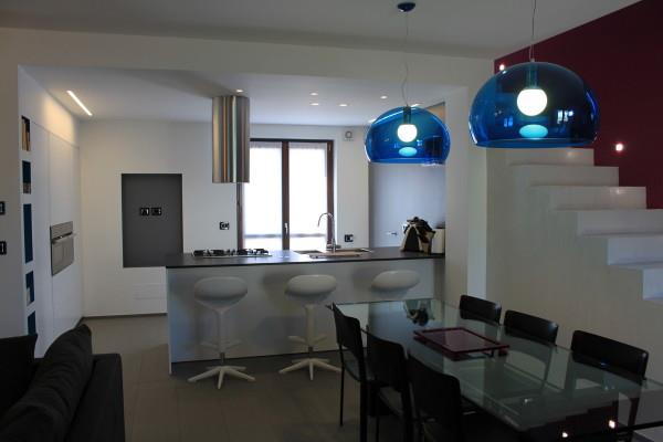 Oryginalne wzory lamp wiszących w jadalni niebieskie szkło