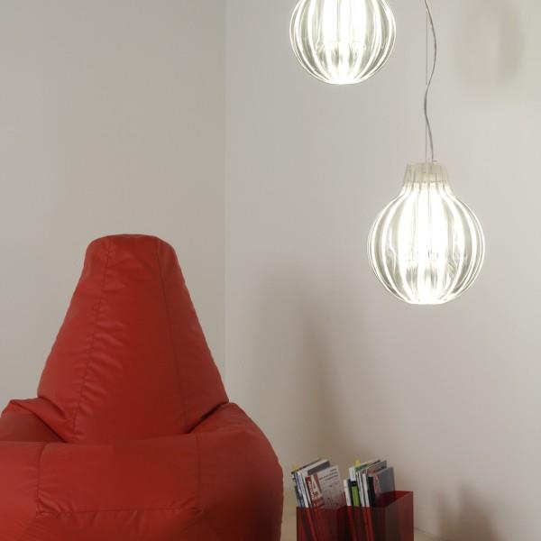Oryginalne wzory lamp wiszących w czerwonym fotelu