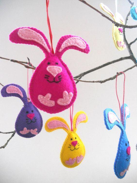 Idées d'artisanat de Pâques - branche d'arbre avec de petites figurines de lapin