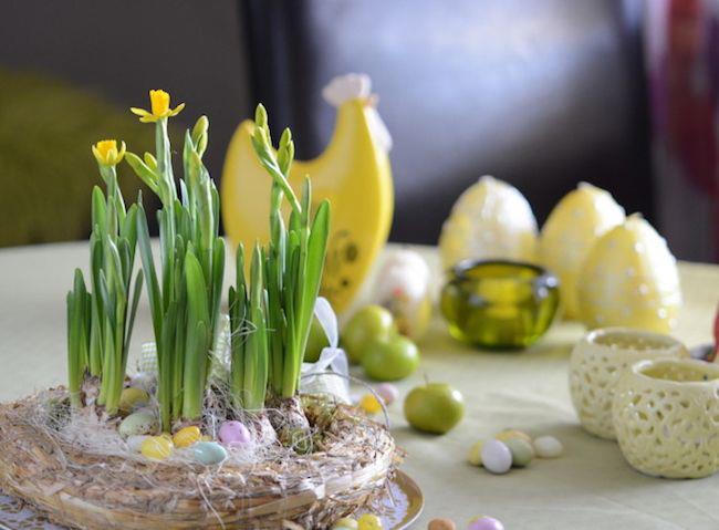 Idées d'artisanat de Pâques - décoration avec des fleurs pour la table