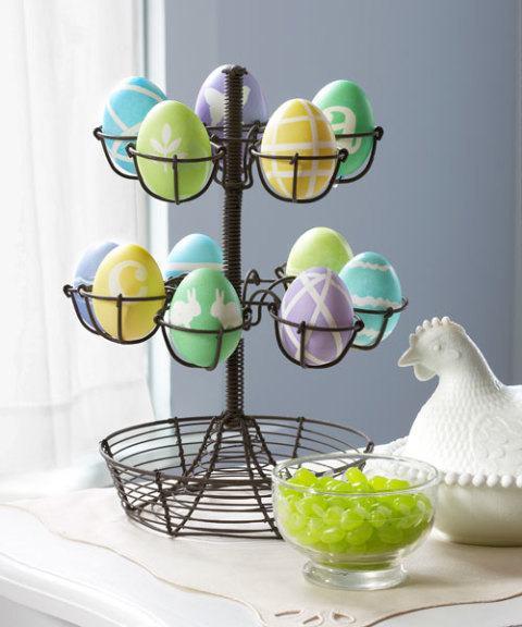 Idées d'artisanat de Pâques - Etagere avec de nombreux œufs différents