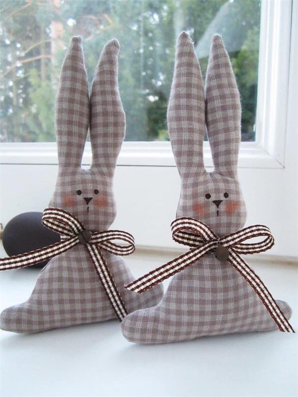 Les idées d'artisanat de Pâques font des lapins en tissu