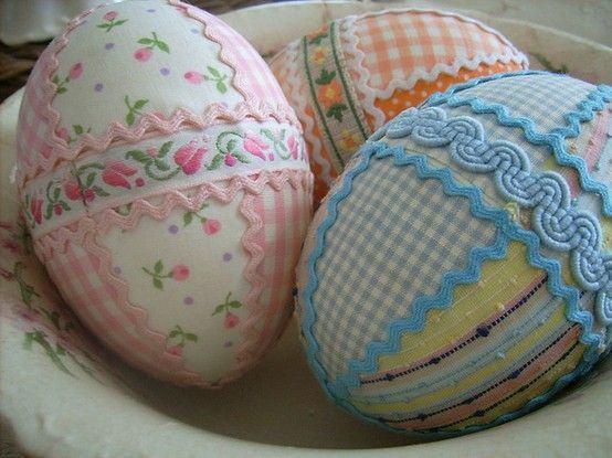 Idées d'artisanat de Pâques - décorez des œufs de Pâques avec du tissu