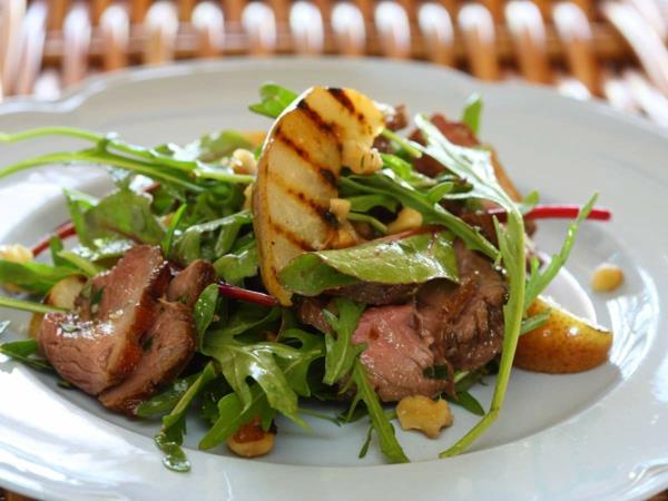 Salade de recettes de brunch de Pâques aux poires et aux noix et à la viande