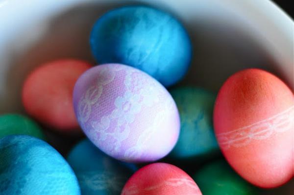 Oeufs de Pâques peignant un motif de ruban de fleurs colorées
