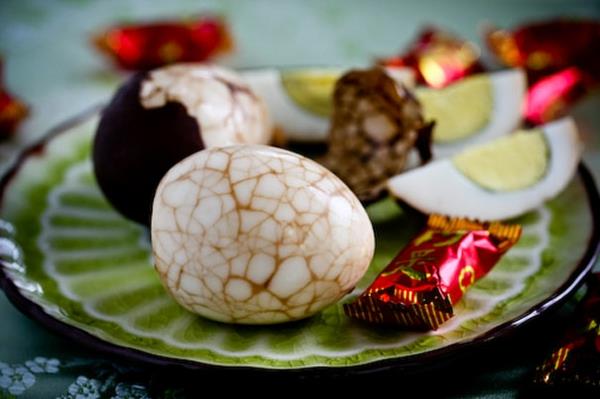 Oeufs de Pâques peignant des fleurs colorées ont servi la conception