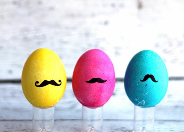 Oeufs de peinture de Pâques colorés colorés moustache papier noir