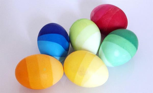 Oeufs de peinture de Pâques couleurs colorées eau pâle