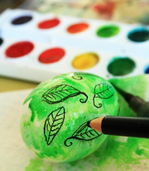 Les oeufs de pâques peignent des couleurs aquarelles noires vertes fraîches colorées