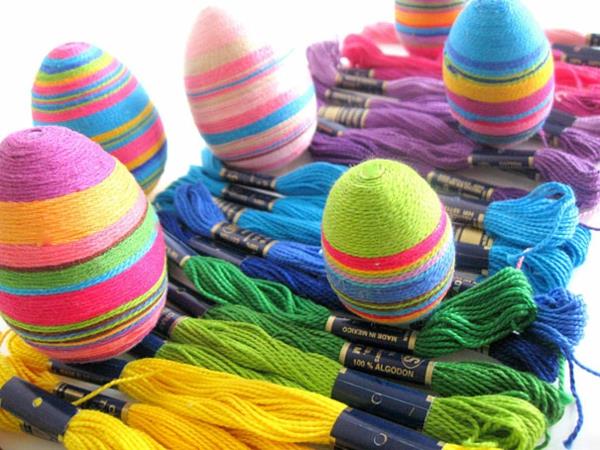 Les oeufs de pâques peignent le fil coloré frais particulier